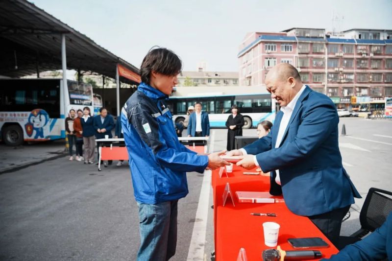 湖南駿達集團有限公司,長沙城市交通,校車運營,安保服務,新能源科技